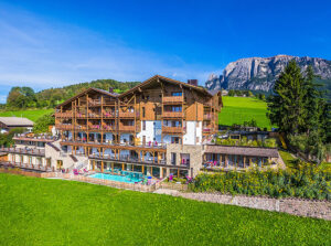 Widok latem na Hotel Emmy